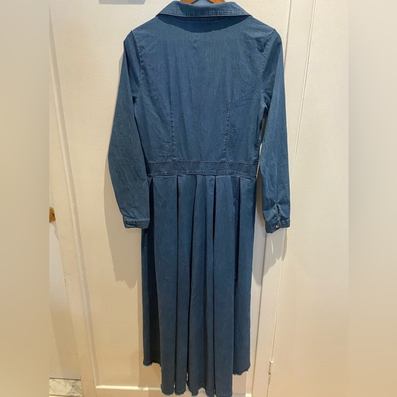 🌟 Worn once : Long shirt dress fitted at the waist in denim color - Picture 4 of 12